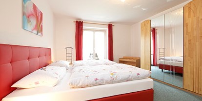 Pensionen - Balkon - Oberbayern - Junior-Suite Dreitorspitze - Schlafzimmer 1 - Gästehaus im Winkel