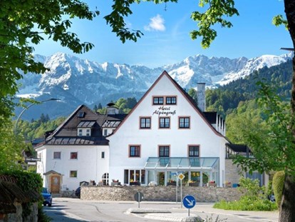 Pensionen - Hunde: auf Anfrage - Oberbayern - Hausansicht - Hotel Garni Alpengruß