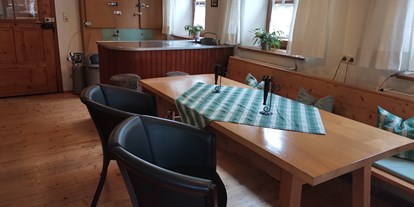 Pensionen - Geisenhausen - Schenke und Stammtisch in unserer Gaststube/Frühstücksraum im Erdgeschoss - Pension Zur Nachtigall
