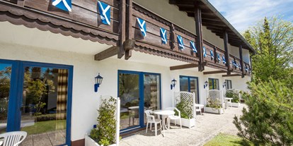 Pensionen - Langlaufloipe - Bayern - Vorderansicht mit Terrassen und Balkonen - The Scottish Highlander Guesthouse