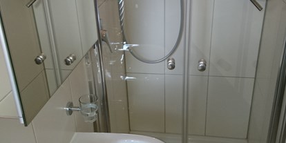 Pensionen - Ruhpolding - Badezimmer Doppelzimmer mit Balkon - Pension Bergblick