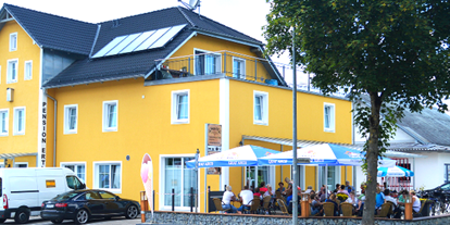 Pensionen - Niedertaufkirchen - Aussenansicht mit Blick auf unser Café und Pension - Pension Ertl