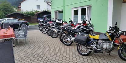Pensionen - Garten - Warmensteinach - Motorradplätze - Gruppenferienhäuser & Hotel-Pension Dressel