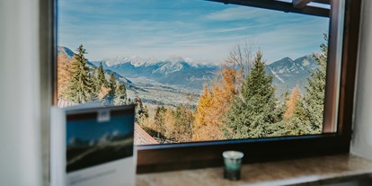 Pensionen - Umgebungsschwerpunkt: Berg - Inzing (Inzing) - Panoramazimmer - Ausblick in das Tiroler Inntal - Gästehaus Schwaninger