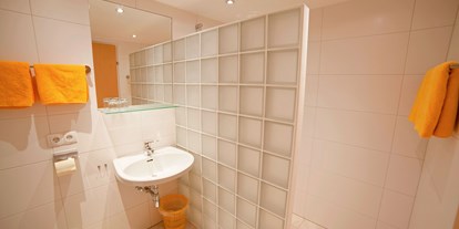 Pensionen - Umgebungsschwerpunkt: am Land - Sankt Johann im Pongau - Badezimmer mit Dusche im Doppelzimmer mit Balkon - B&B Landhaus Vierthaler