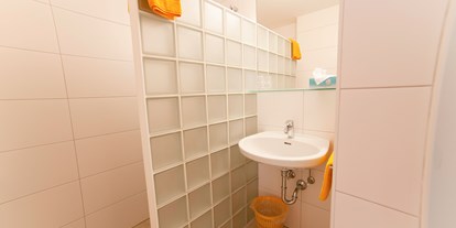 Pensionen - Balkon - Obertauern - Badezimmer mit Dusche und separatem WC im Dreibettzimmer mit Balkon - B&B Landhaus Vierthaler