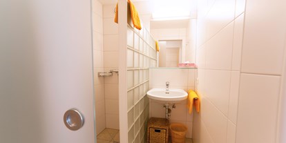 Pensionen - Art der Pension: Frühstückspension - Hallstatt - Badezimmer mit Dusche im Familienzimmer für 2 Erwachsene + 1 Kind mit Balkon - B&B Landhaus Vierthaler