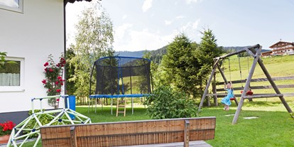 Pensionen - Umgebungsschwerpunkt: Berg - Untertauern (Untertauern) - Spielplatz mit Trampolin, Schaukel und kleinem Fussballplatz im Landhaus Vierthaler in Filzmoos, B&B - B&B Landhaus Vierthaler