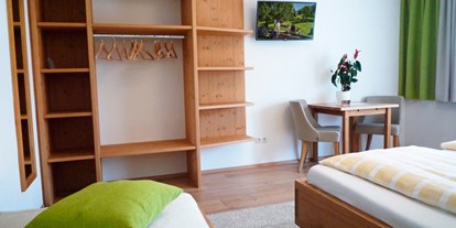 Pensionen - Umgebungsschwerpunkt: Berg - Kleinarl - Dreibettzimmer für 2 Erwachsene + 1 Kind mit Balkon - B&B Landhaus Vierthaler
