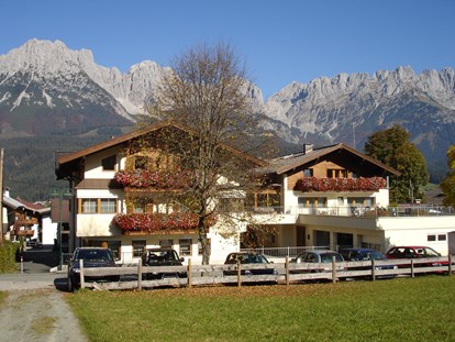 Pensionen - Terrasse - St. Johann in Tirol - Die Südseite unseres Hauses mit dem Wilden Kaiser im Hintergrund. - Frühstückspension Appartements Steinbacher****