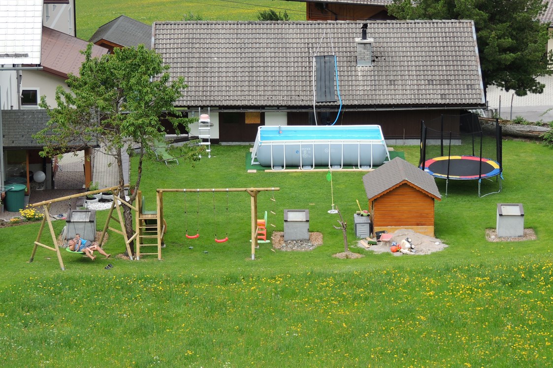 Frühstückspension: Spielplatz für die Kinder
In den Sommer Monaten steht ein Pool zur Verfügung - Ferienwohnungen Haus Bergfried