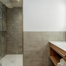 Frühstückspension: Komfortables Badezimmer im Deluxe 303. Toilette ist getrennt zum Badezimmer ausgeführt für mehr Privatsphäre. - Gasthof-Pension-Dorfstube