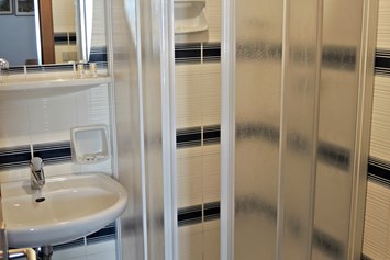 Frühstückspension: Badezimmer mit Dusche und Toilette - Garni Gabrieli