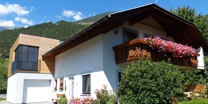 Pensionen - Art der Pension: Privatzimmervermietung - Trentino-Südtirol - Unser Haus ist ein kleines gemütliches Privathaus, welches über 3 Gästezimmern, eine Ferienwohnung, einen Aufenthaltsraum, eine Liegewiese und einen Parkplatz verfügt. - Haus Niederfringer