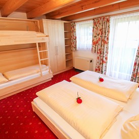 Frühstückspension: Schlafzimmer mit vier Betten - Urlaubsparadies Liebmannhof