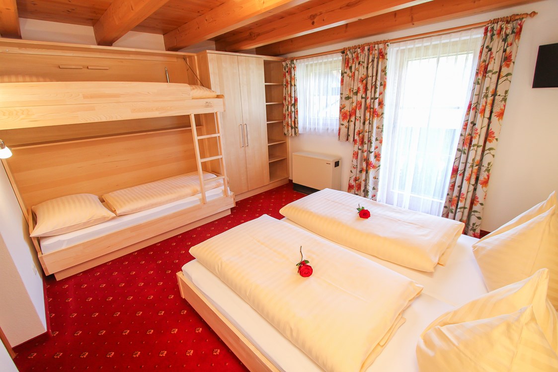 Frühstückspension: Schlafzimmer mit vier Betten - Urlaubsparadies Liebmannhof