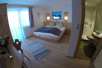 Frühstückspension: Doppelzimmer mit Badezimmer und Balkon - Entingerhof