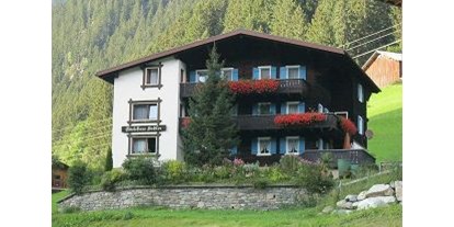 Pensionen - Umgebungsschwerpunkt: Berg - Galtür - Hausansicht Sommer - Gästehaus Sahler, Andrea Sahler