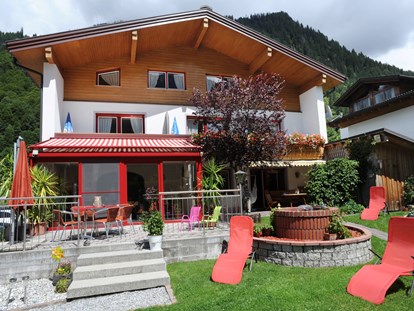 Pensionen - Vorarlberg - Terrasse mit Liegewiese - Appartements Pension Rudigier
