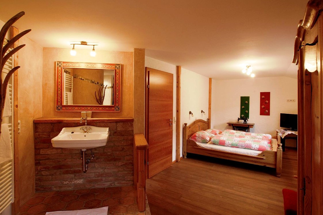 Frühstückspension: Uriges Doppelbettzimmer mit Dusche und WC. - Ortnerhof Ennstal