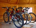 Frühstückspension: Ihre Fahrräder können Sie jederzeit gerne kostenfrei in unserer Fahrradhütte unterstellen. - Pension Lammerhof