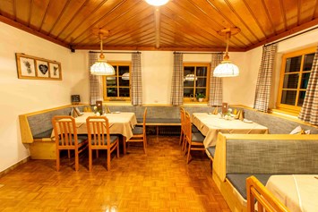 Frühstückspension: einer der Gasträume, Ursprüngliche Bauernstube mit Flair - Berggasthof-Pension Lahnerhof