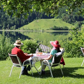 Frühstückspension: Bio-Frühstück im Obstgarten mit Seeblick - Pension Bergblick am Weissensee