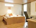 Frühstückspension: Unsere Standard Doppelzimmer sind mit Vollholz-Möbeln und orthopädischen Schlafsystemen ausgestattet, damit Sie im Schlaf die optimale Erholung finden. - Gasthof Zum Alten Turm