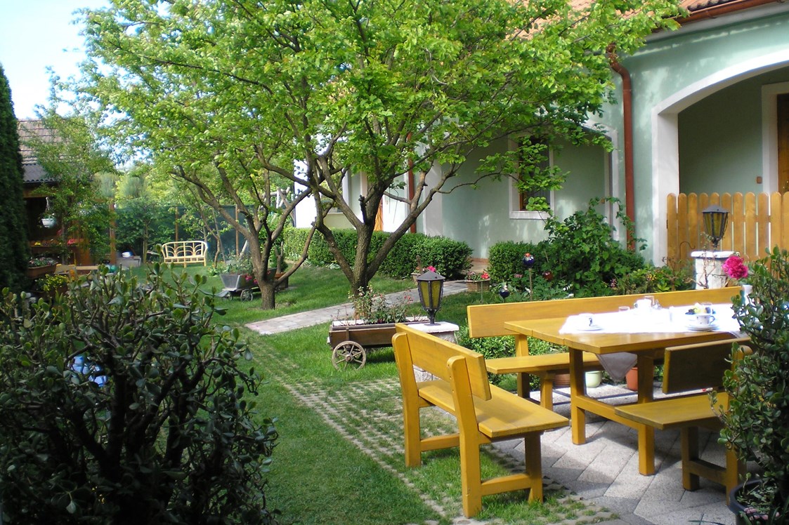 Frühstückspension: Blick in den Garten zu den Zimmern - Gästehaus Schwarzinger
