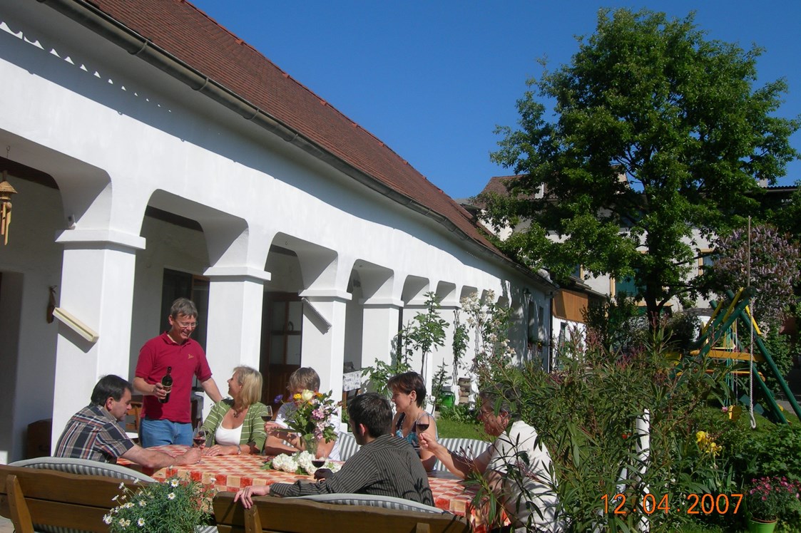 Frühstückspension: gemütlicher ruhiger Arkadenhof zum Entspannen und Wein verkosten - Weingut Bohrn