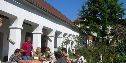 Pensionen - Garten - Gaweinstal - gemütlicher ruhiger Arkadenhof zum Entspannen und Wein verkosten - Weingut Bohrn
