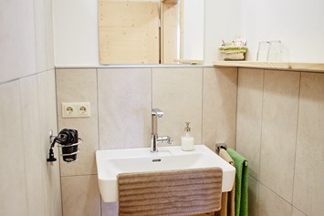 Frühstückspension: Bad mit Trennwand zur barrierefreien Dusche im Zimmer Heide und Thalland - Schmankerl und Gast Familie Heiderer