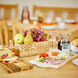 Frühstückspension: Winzerfrühstück mit eigenen und regionalen Produkten - Schmankerl und Gast Familie Heiderer