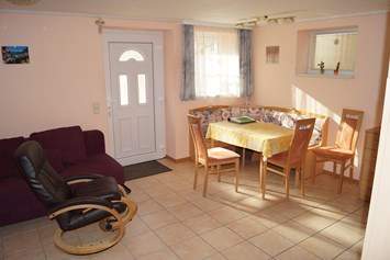 Frühstückspension: Aufenthaltraum mit Küche und Sitzgruppe - Appartment Robert