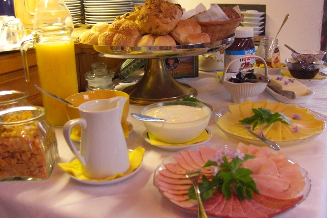 Frühstückspension: Frühstücksbuffet - Gästehaus Rosl