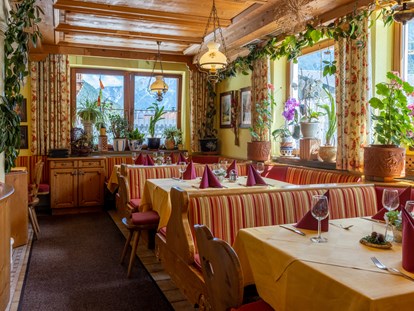 Pensionen - Tirol - Restaurant der Gäste-Pension Dorfstube in Holzgau. - Gasthof-Pension-Dorfstube