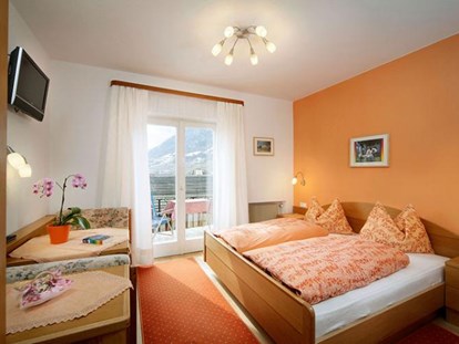 Pensionen - Italien - Unser oranges Doppelzimmer bereichert Ihre Ferienzeit mit seiner warmen belebenden Farbkombination aus orangen und weißen Flächen.  - Residence Sonnengarten**