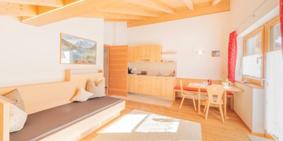 Pensionen - Italien - komplett ausgestattete Wohnküche mit Südblakon - BIO-Bauernhof Inner-Glieshof