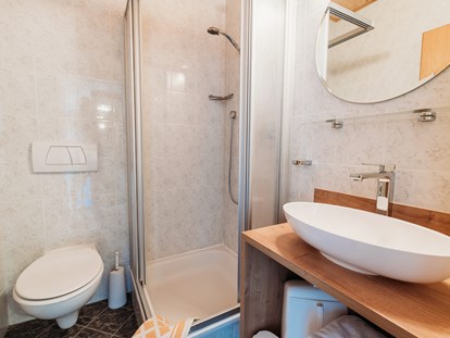 Pensionen - Italien - Bad mit Duschen in allen Doppelzimmern und Familienzimmern.  - Pension Sonnenhof