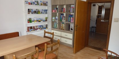 Pensionen - Salzburg - In unserem kleinen Gästewohnzimmer finden Sie verschiedene Prospekte mit tolle Ausflüge, einen Schrank mit Bücher und verschiedene Spielsachen für Kinder. - Pension zu Hause