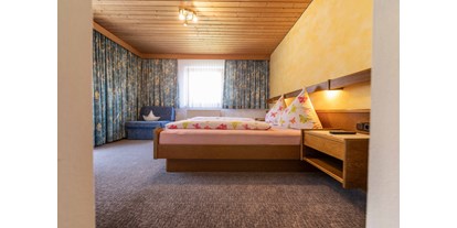 Pensionen - Tirol - Komfortzimmer - bequeme Fernsehsessel inkludiert - Haus Sarah
