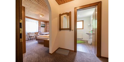 Pensionen - Tirol - Zimmer mit Vorraum - Platz genug - Haus Sarah