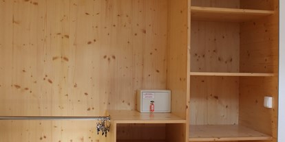 Pensionen - Tirol - Apartment: offener Kleiderschrank - Haus Sarah
