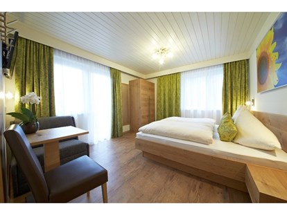 Pensionen - Pinzgau - Alle Zimmer sind renoviert und mit D/WC, Haarfön, Kosmetikspiegel, Duschgel, Flat-TV und WLAN ausgestattet. Großteils mit Balkon. - Landhaus Riedlsperger